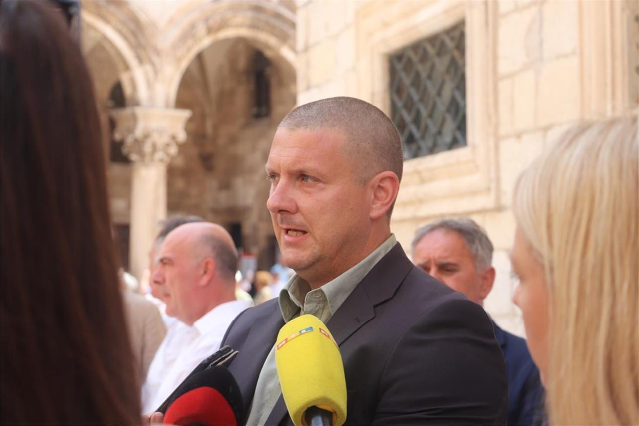 Potpisani ugovori o zajedničkom financiranju dodatnih medicinskih timova u turističkoj sezoni