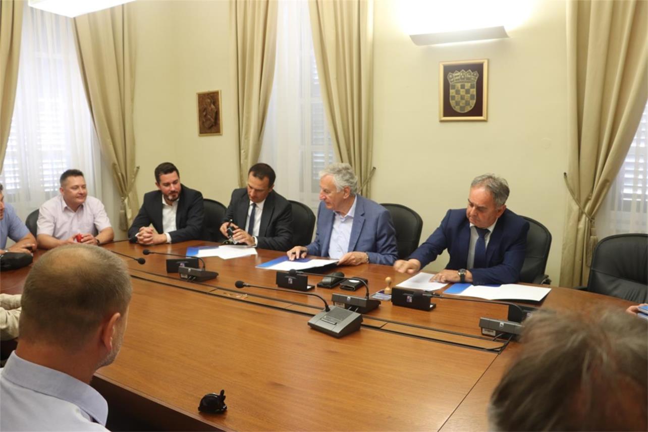 Potpisani ugovori o zajedničkom financiranju dodatnih medicinskih timova u turističkoj sezoni