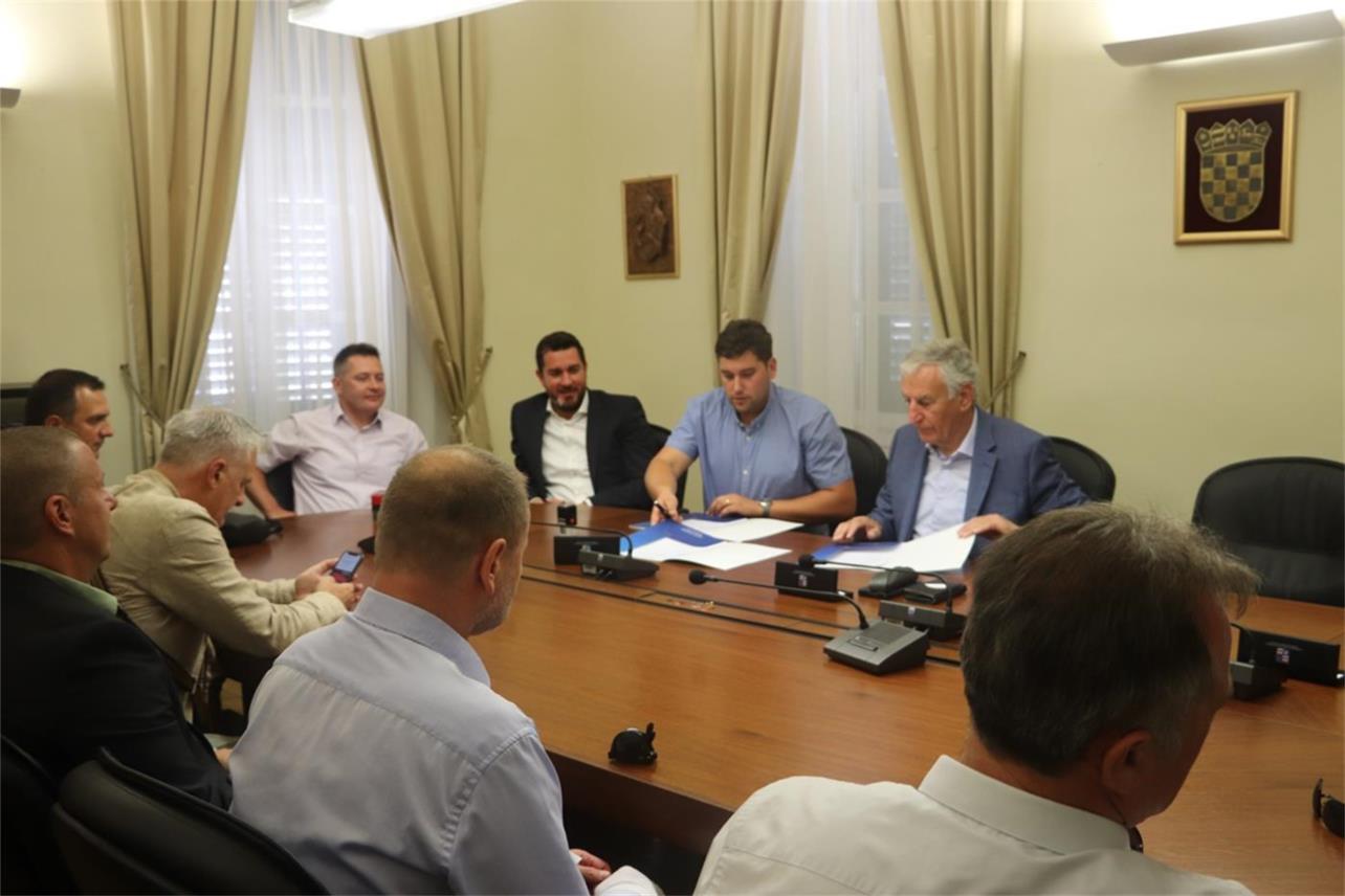 Potpisani ugovori o zajedničkom financiranju dodatnih medicinskih timova u turističkoj sezoni