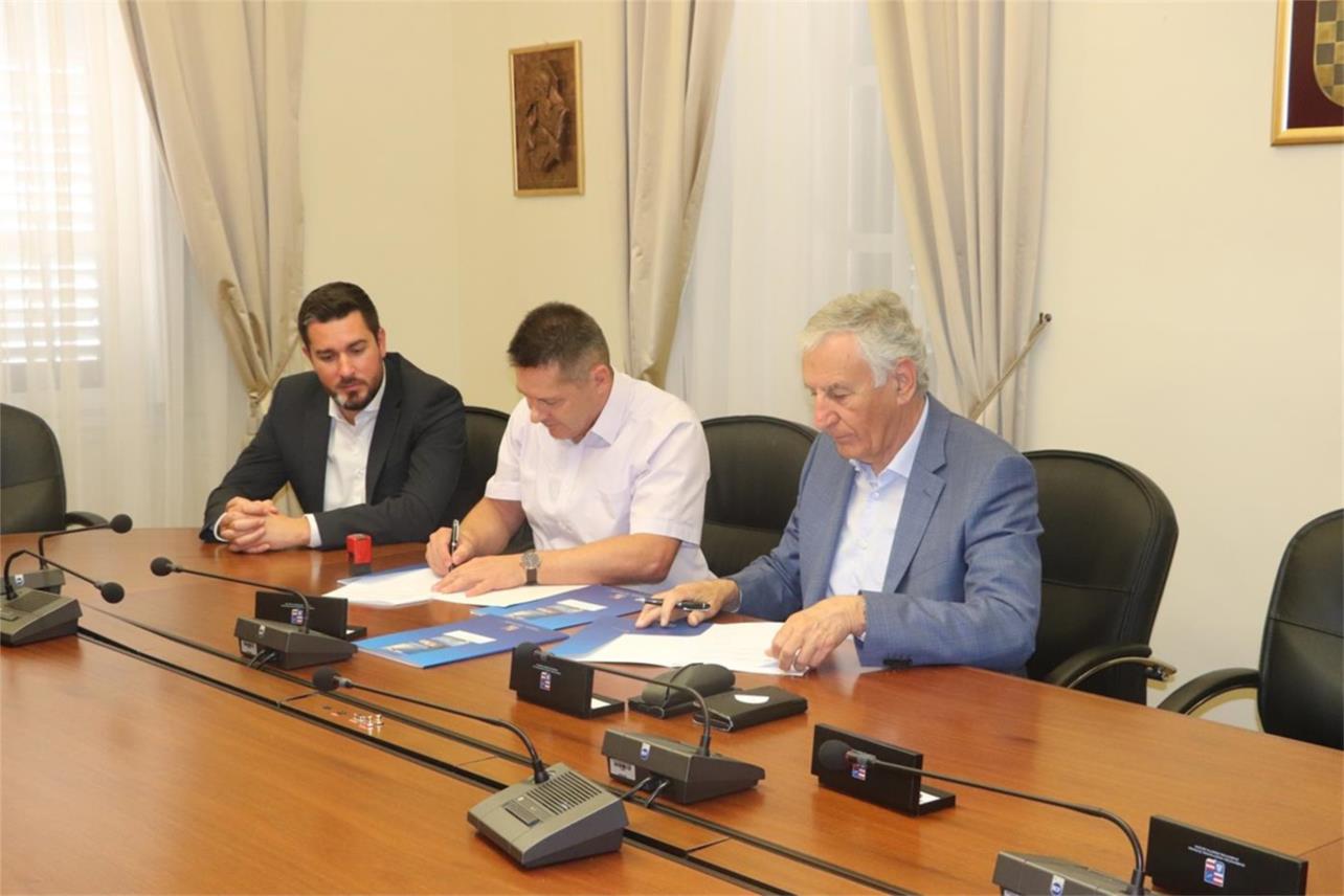 Potpisani ugovori o zajedničkom financiranju dodatnih medicinskih timova u turističkoj sezoni