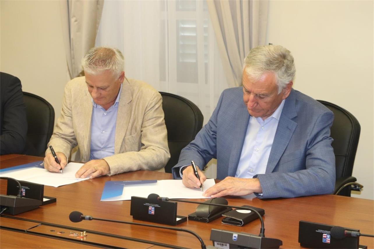 Potpisani ugovori o zajedničkom financiranju dodatnih medicinskih timova u turističkoj sezoni