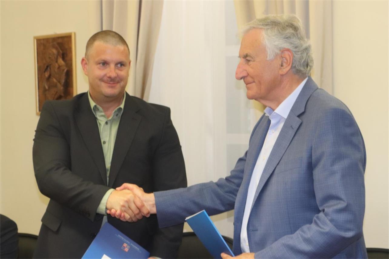 Potpisani ugovori o zajedničkom financiranju dodatnih medicinskih timova u turističkoj sezoni