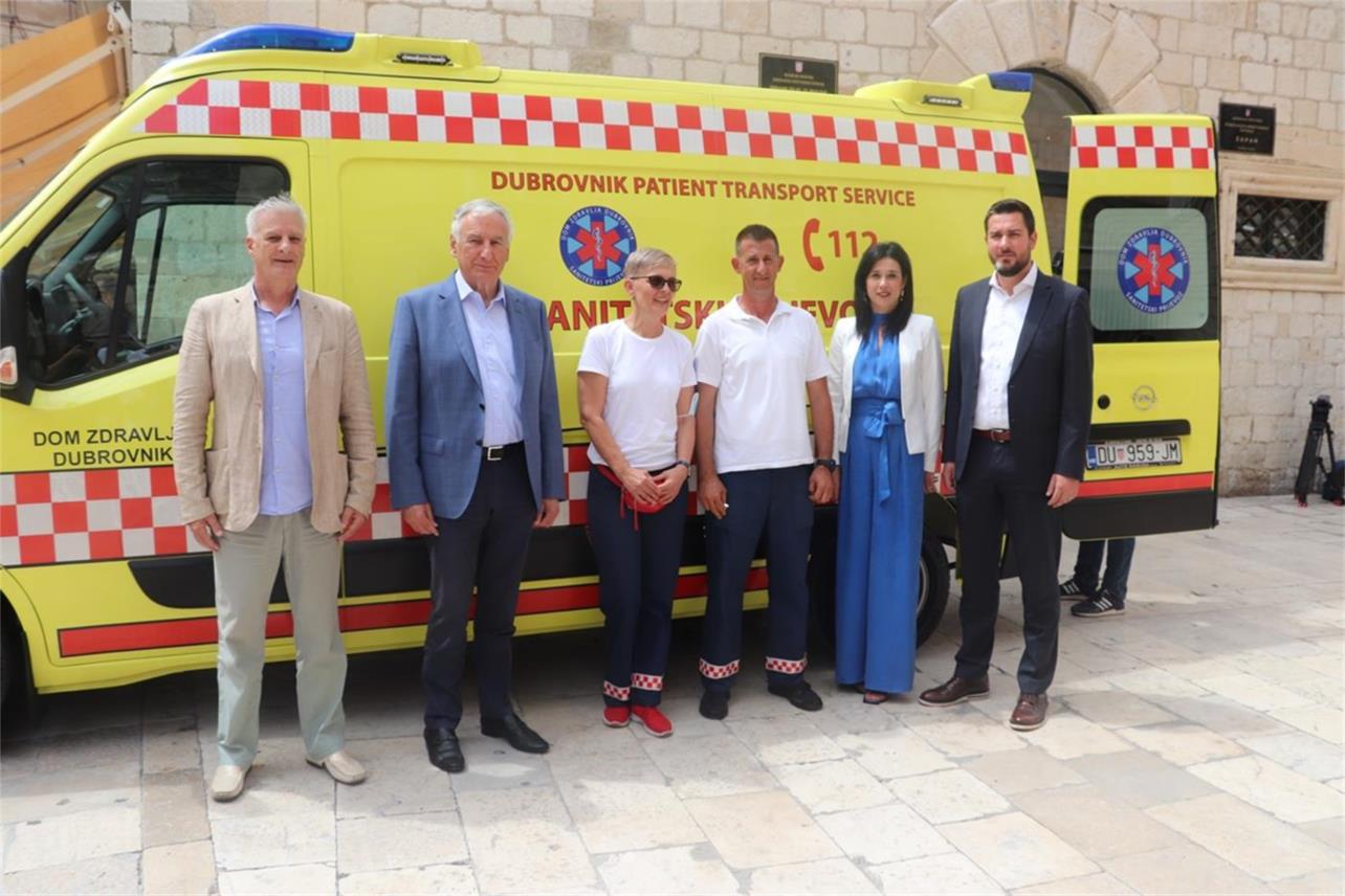 Župan Dobroslavić uručio ključeve novog sanitetskog vozila ravnatelju Doma zdravlja Dubrovnik