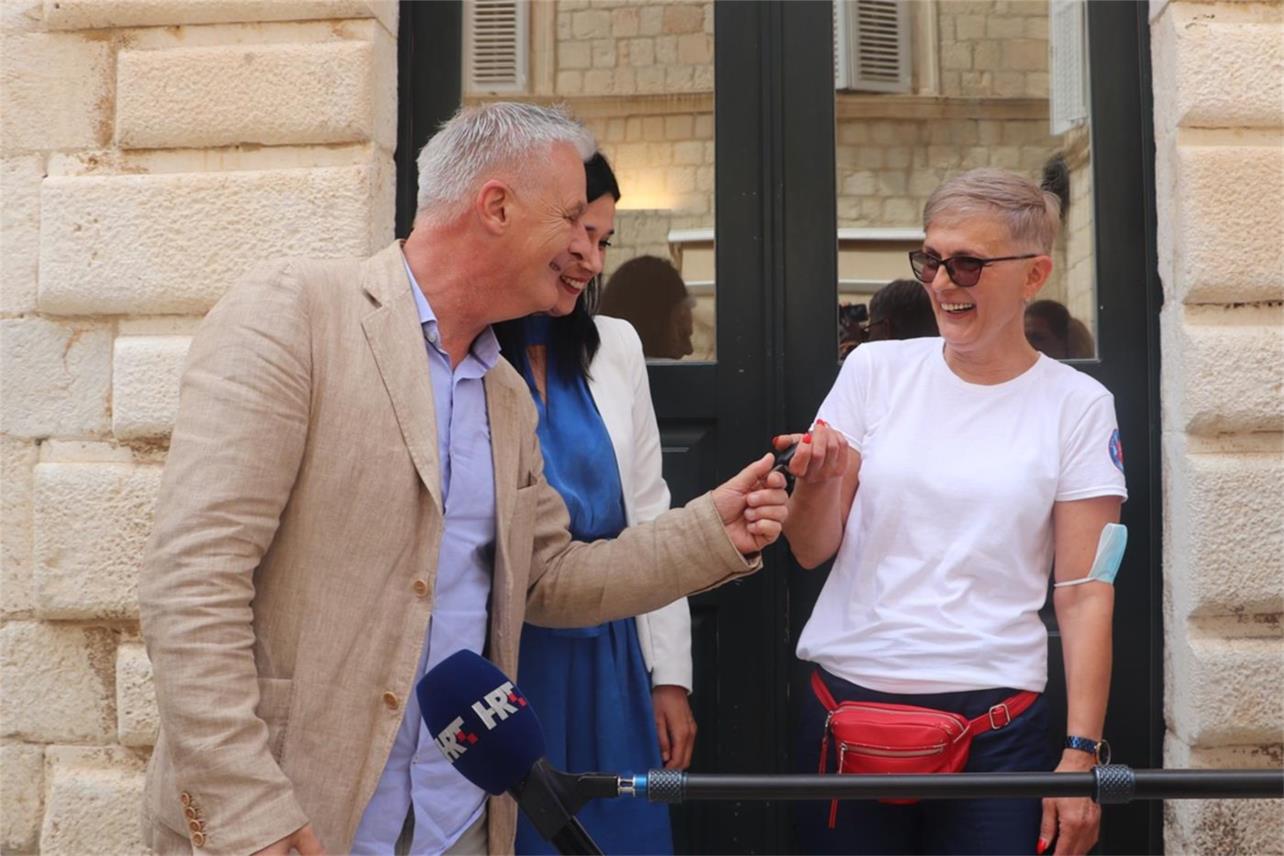Župan Dobroslavić uručio ključeve novog sanitetskog vozila ravnatelju Doma zdravlja Dubrovnik