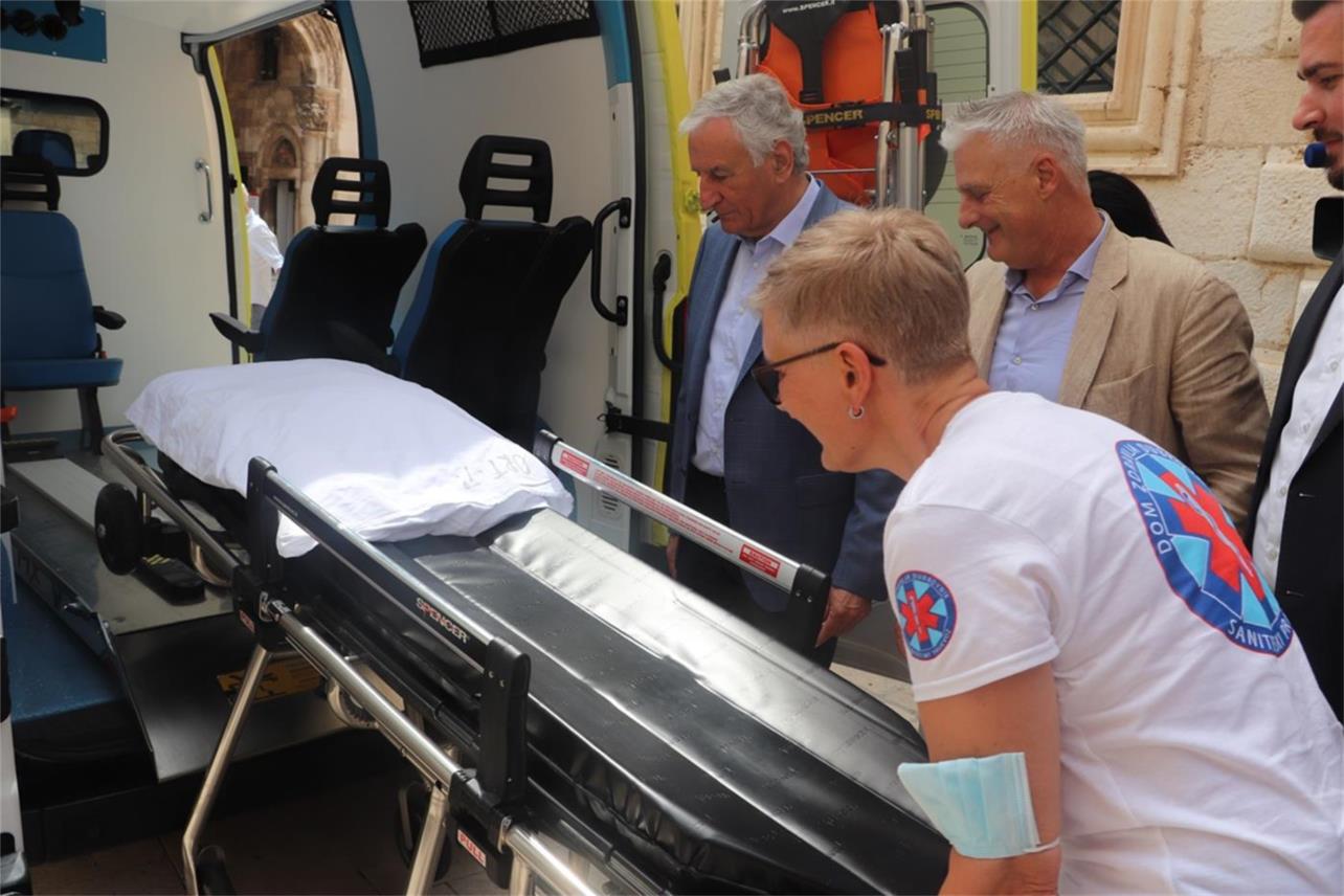 Župan Dobroslavić uručio ključeve novog sanitetskog vozila ravnatelju Doma zdravlja Dubrovnik