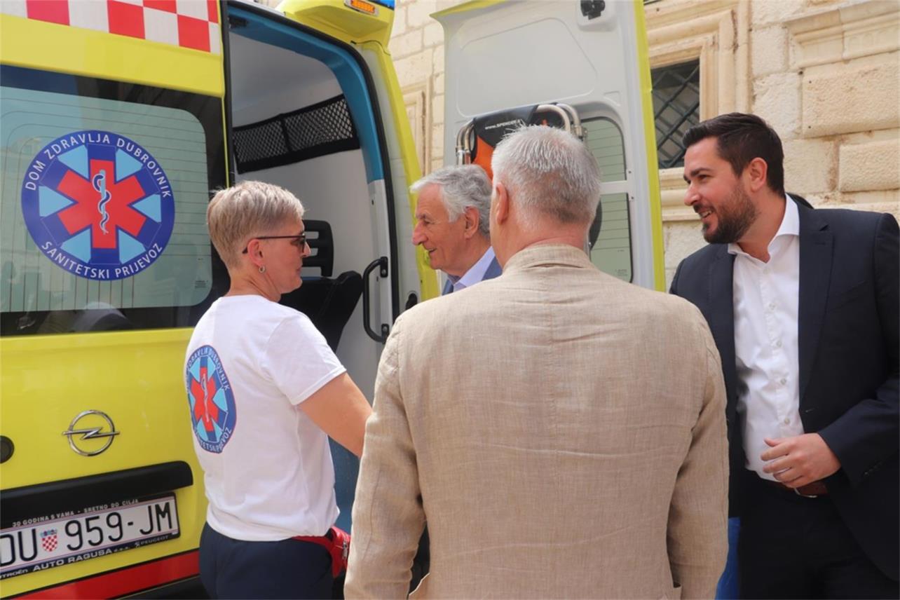 Župan Dobroslavić uručio ključeve novog sanitetskog vozila ravnatelju Doma zdravlja Dubrovnik