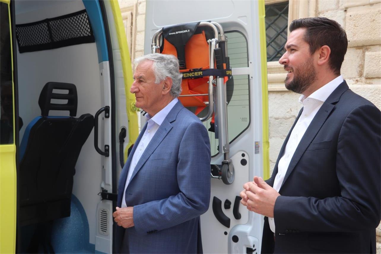 Župan Dobroslavić uručio ključeve novog sanitetskog vozila ravnatelju Doma zdravlja Dubrovnik