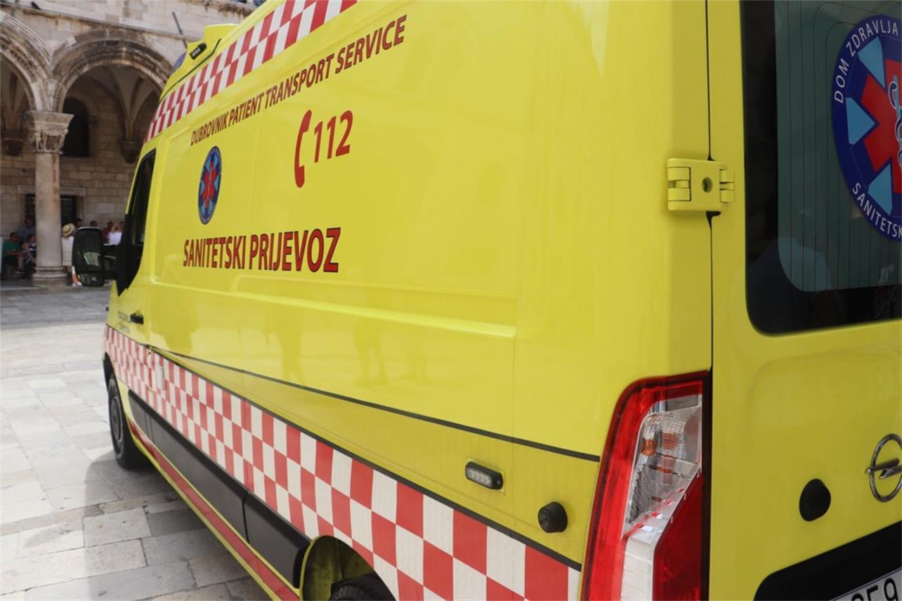 Župan Dobroslavić uručio ključeve novog sanitetskog vozila ravnatelju Doma zdravlja Dubrovnik
