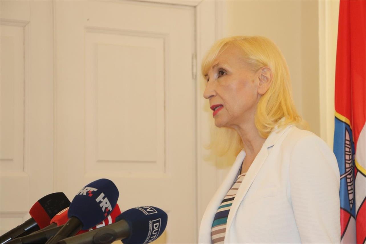 Župan Nikola Dobroslavić sa suradnicama održao je konferenciju za medije na temu neprihvatljivosti planiranog projekta zračne luke kraj Trebinja za Dubrovačko-neretvansku županiju.