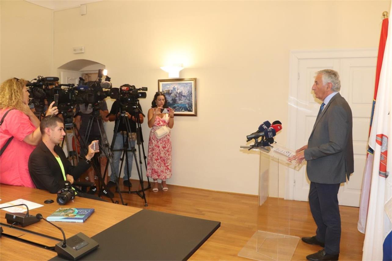 Župan Nikola Dobroslavić sa suradnicama održao je konferenciju za medije na temu neprihvatljivosti planiranog projekta zračne luke kraj Trebinja za Dubrovačko-neretvansku županiju.