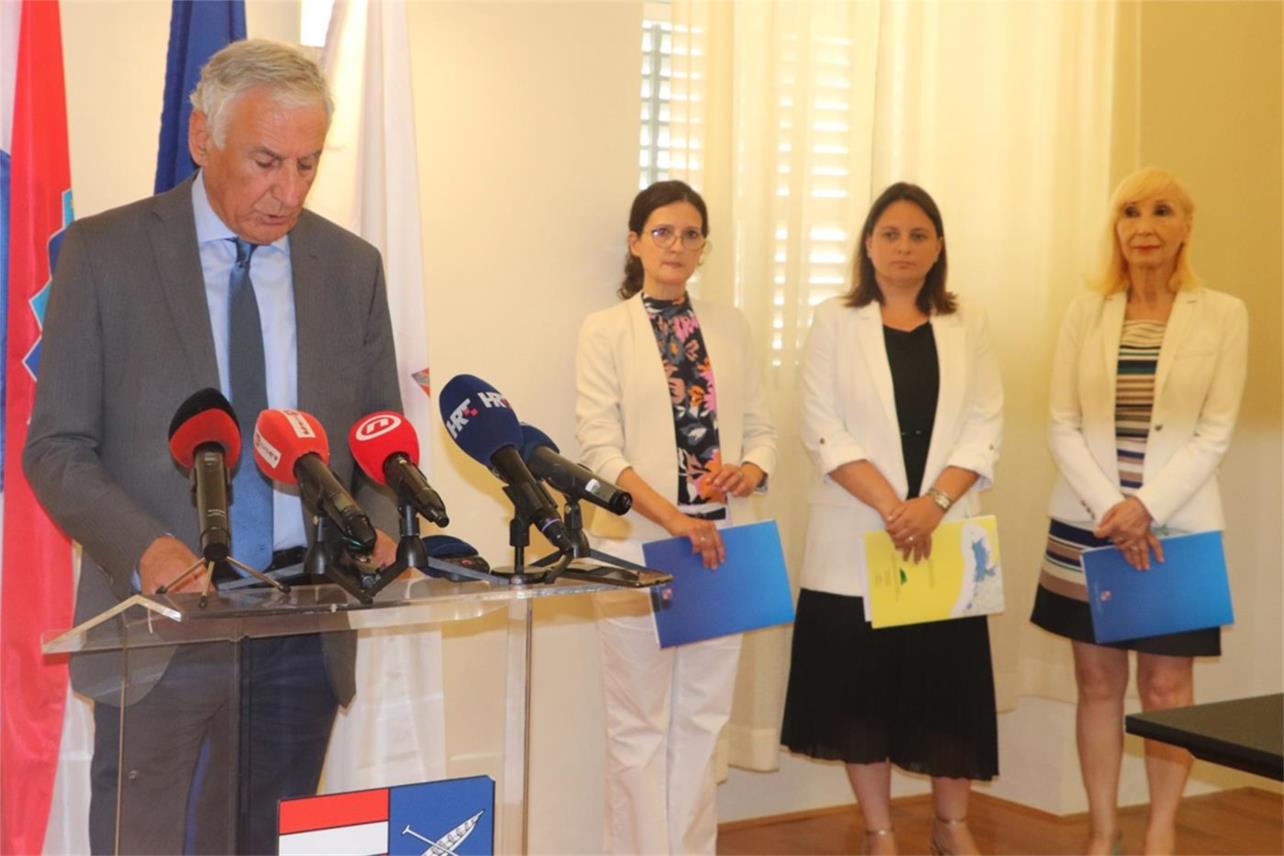 Župan Nikola Dobroslavić sa suradnicama održao je konferenciju za medije na temu neprihvatljivosti planiranog projekta zračne luke kraj Trebinja za Dubrovačko-neretvansku županiju.