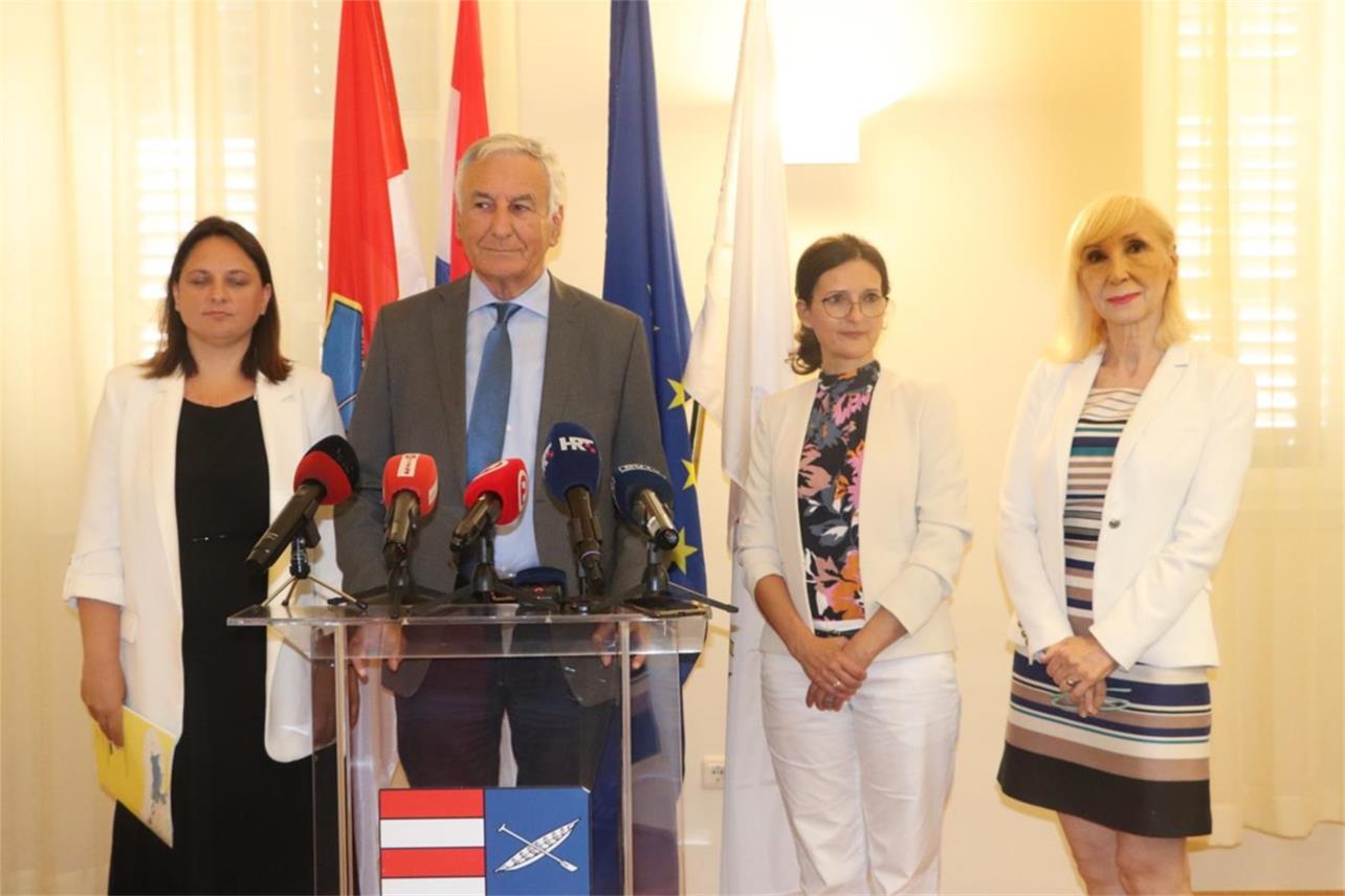 Župan Nikola Dobroslavić sa suradnicama održao je konferenciju za medije na temu neprihvatljivosti planiranog projekta zračne luke kraj Trebinja za Dubrovačko-neretvansku županiju.