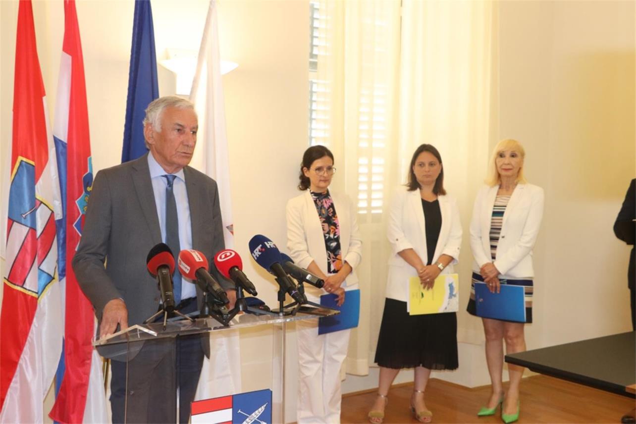 Župan Nikola Dobroslavić sa suradnicama održao je konferenciju za medije na temu neprihvatljivosti planiranog projekta zračne luke kraj Trebinja za Dubrovačko-neretvansku županiju.