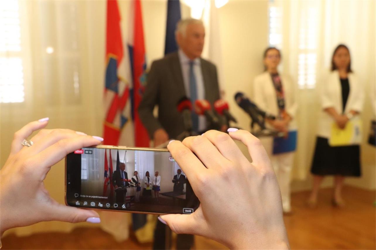 Župan Nikola Dobroslavić sa suradnicama održao je konferenciju za medije na temu neprihvatljivosti planiranog projekta zračne luke kraj Trebinja za Dubrovačko-neretvansku županiju.
