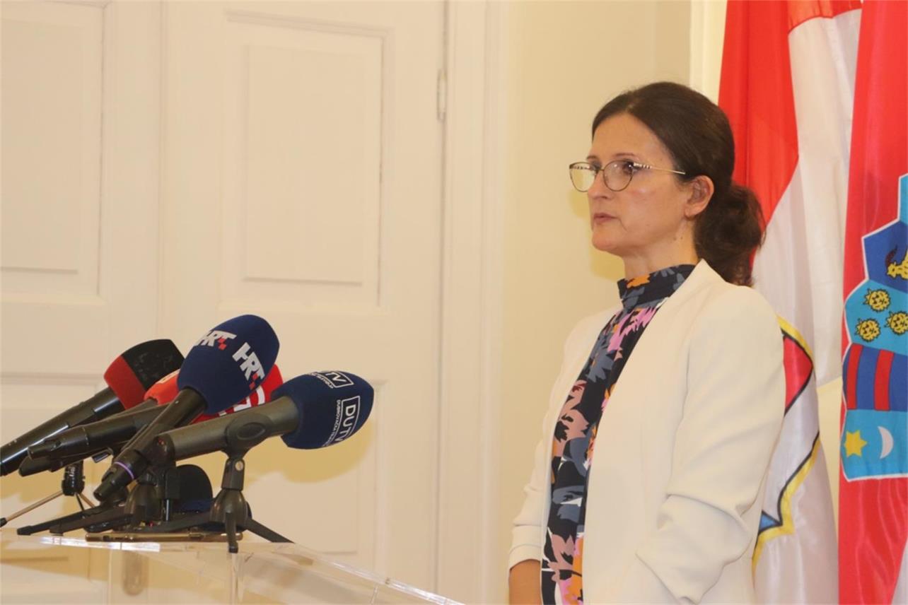 Župan Nikola Dobroslavić sa suradnicama održao je konferenciju za medije na temu neprihvatljivosti planiranog projekta zračne luke kraj Trebinja za Dubrovačko-neretvansku županiju.
