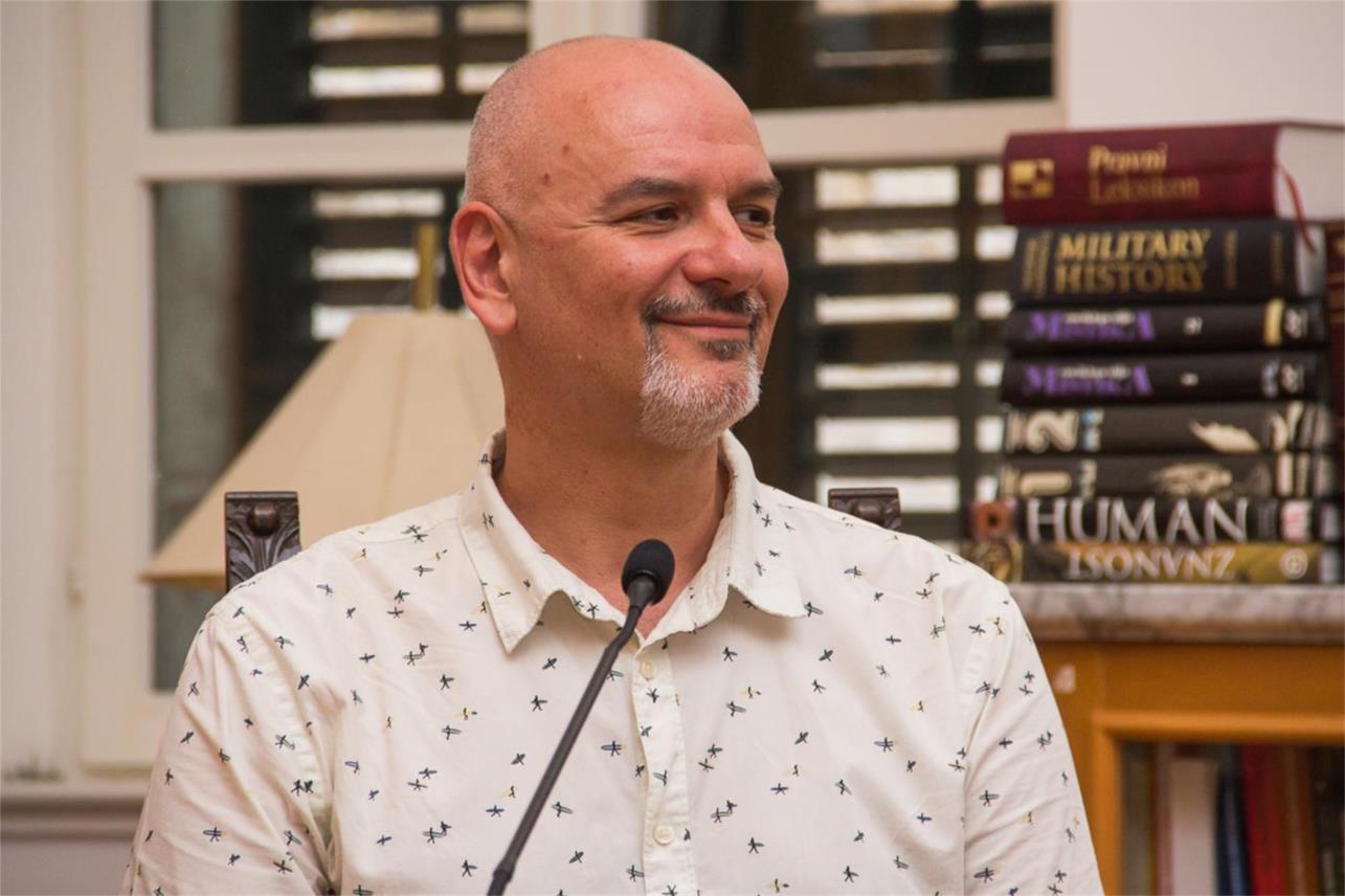 Zoran Žmirić predstavio novi roman „Hotel Wartburg“ u Saloči od zrcala