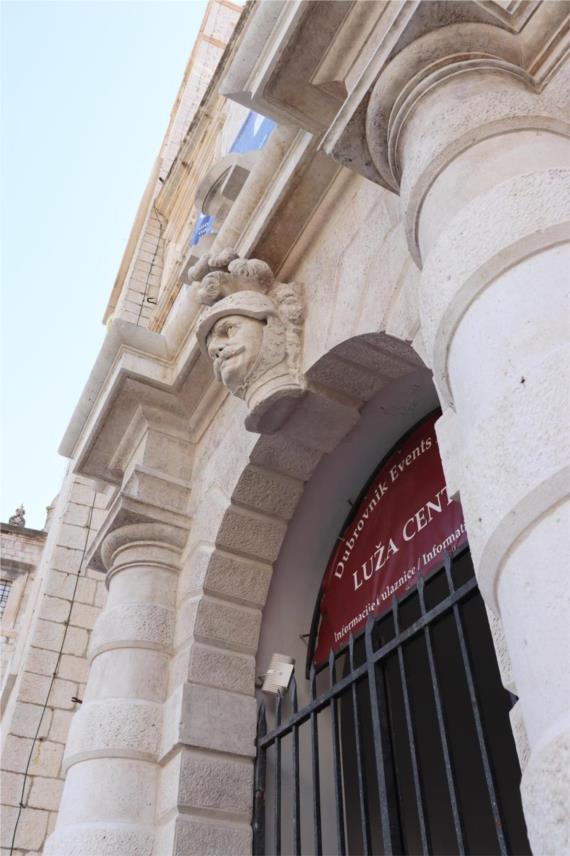 Obnovljen barokni portal Glavne straže