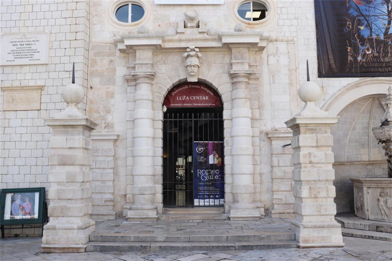 Obnovljen barokni portal Glavne straže