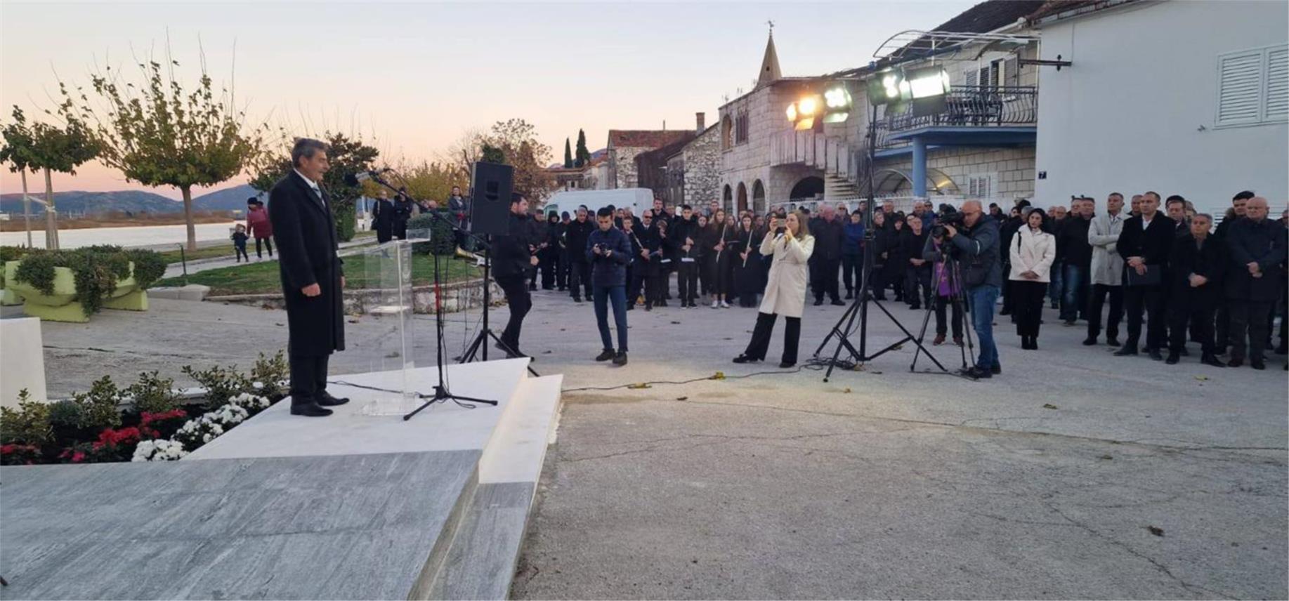 Svečano otvoreno spomen obilježje poginulim braniteljima u Opuzenu - 16
