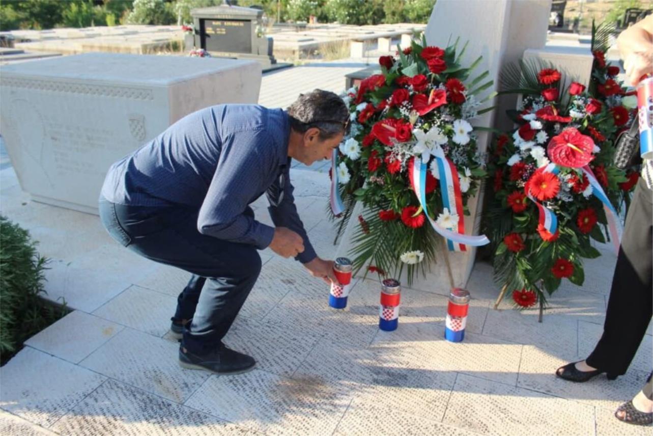 Gradonačelnik Ivan Mataga položio vijence i zapalio svijeće
