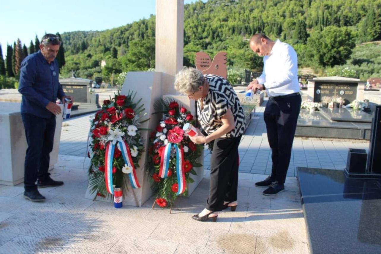 Gradonačelnik Ivan Mataga položio vijence i zapalio svijeće