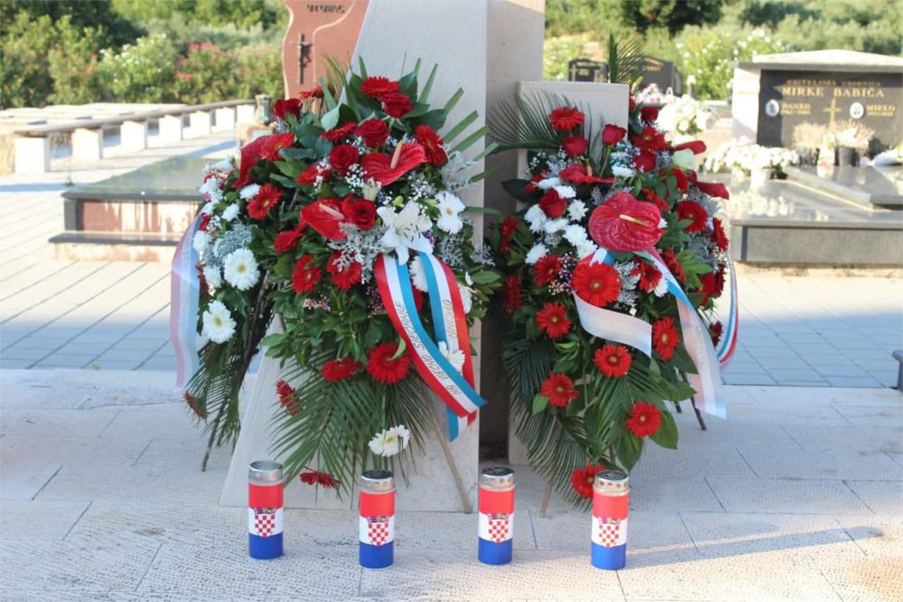 Gradonačelnik Ivan Mataga položio vijence i zapalio svijeće
