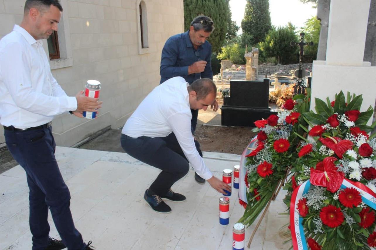 Gradonačelnik Ivan Mataga položio vijence i zapalio svijeće