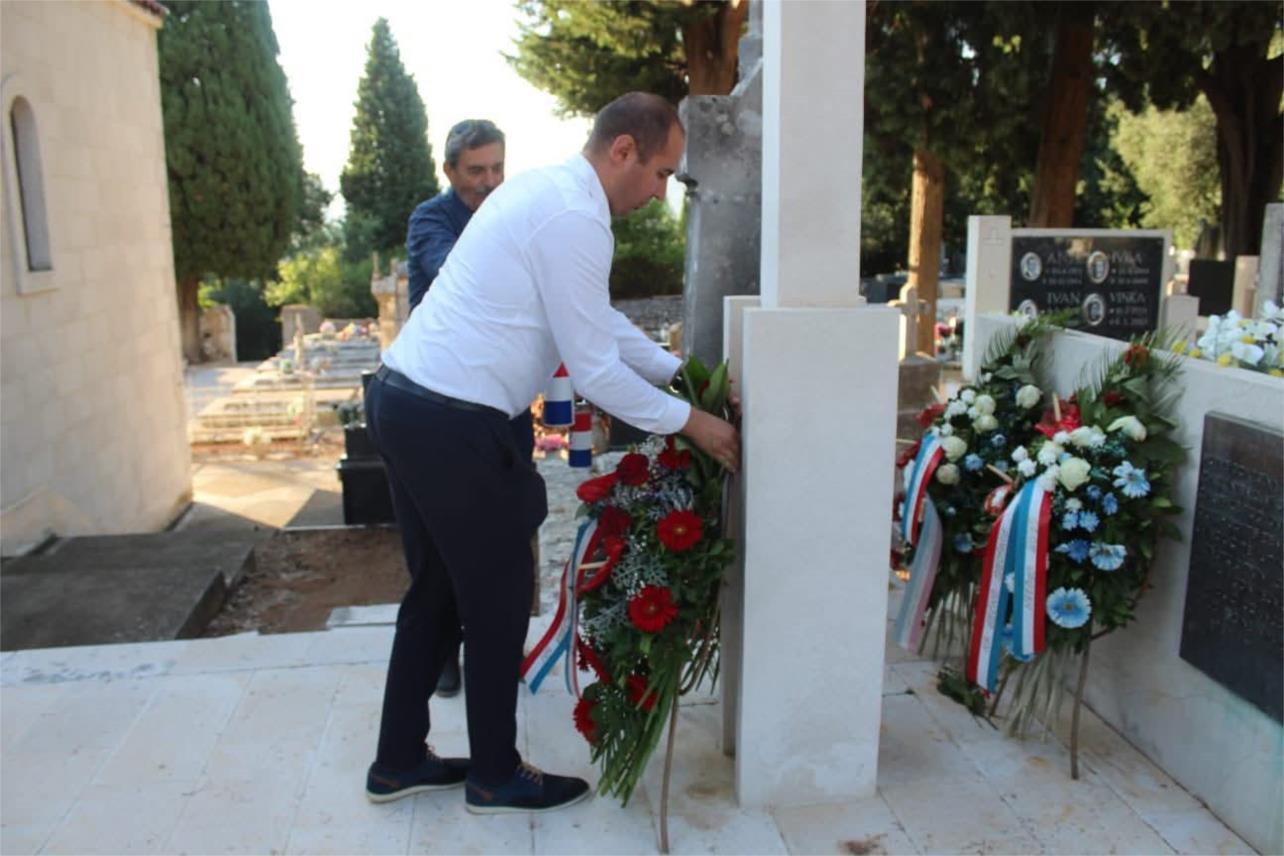 Gradonačelnik Ivan Mataga položio vijence i zapalio svijeće