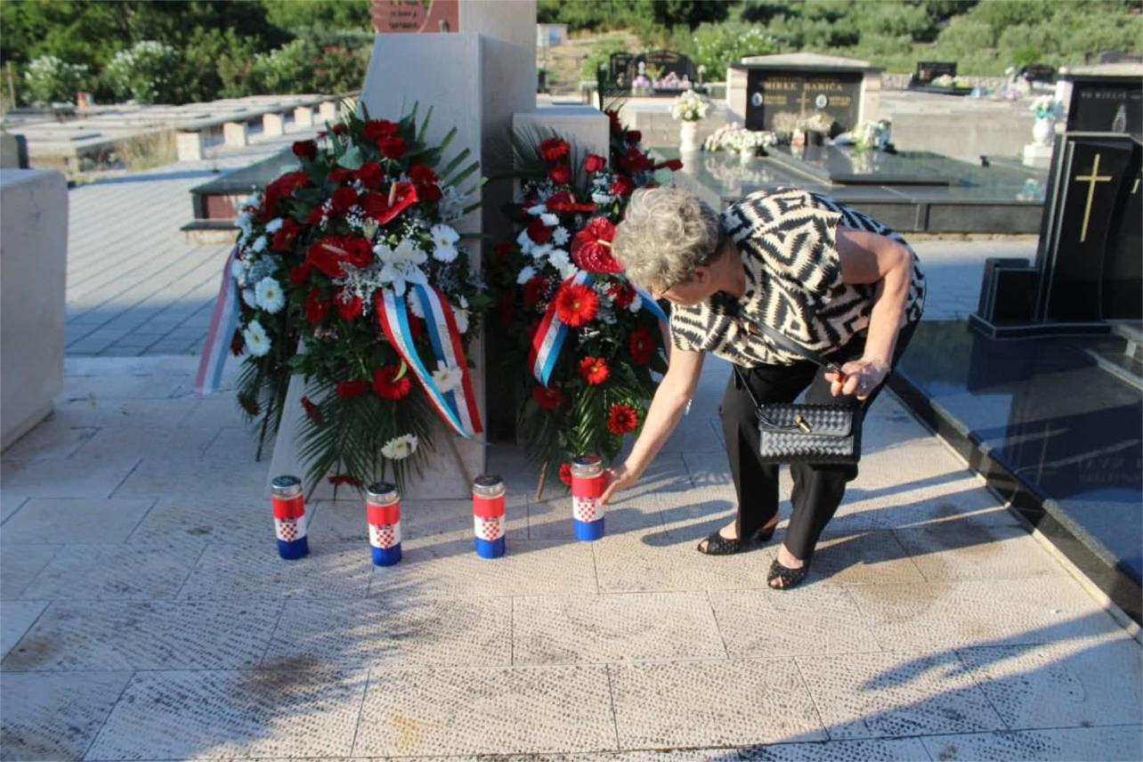 Gradonačelnik Ivan Mataga položio vijence i zapalio svijeće