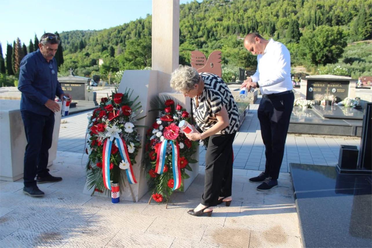 Gradonačelnik Ivan Mataga položio vijence i zapalio svijeće