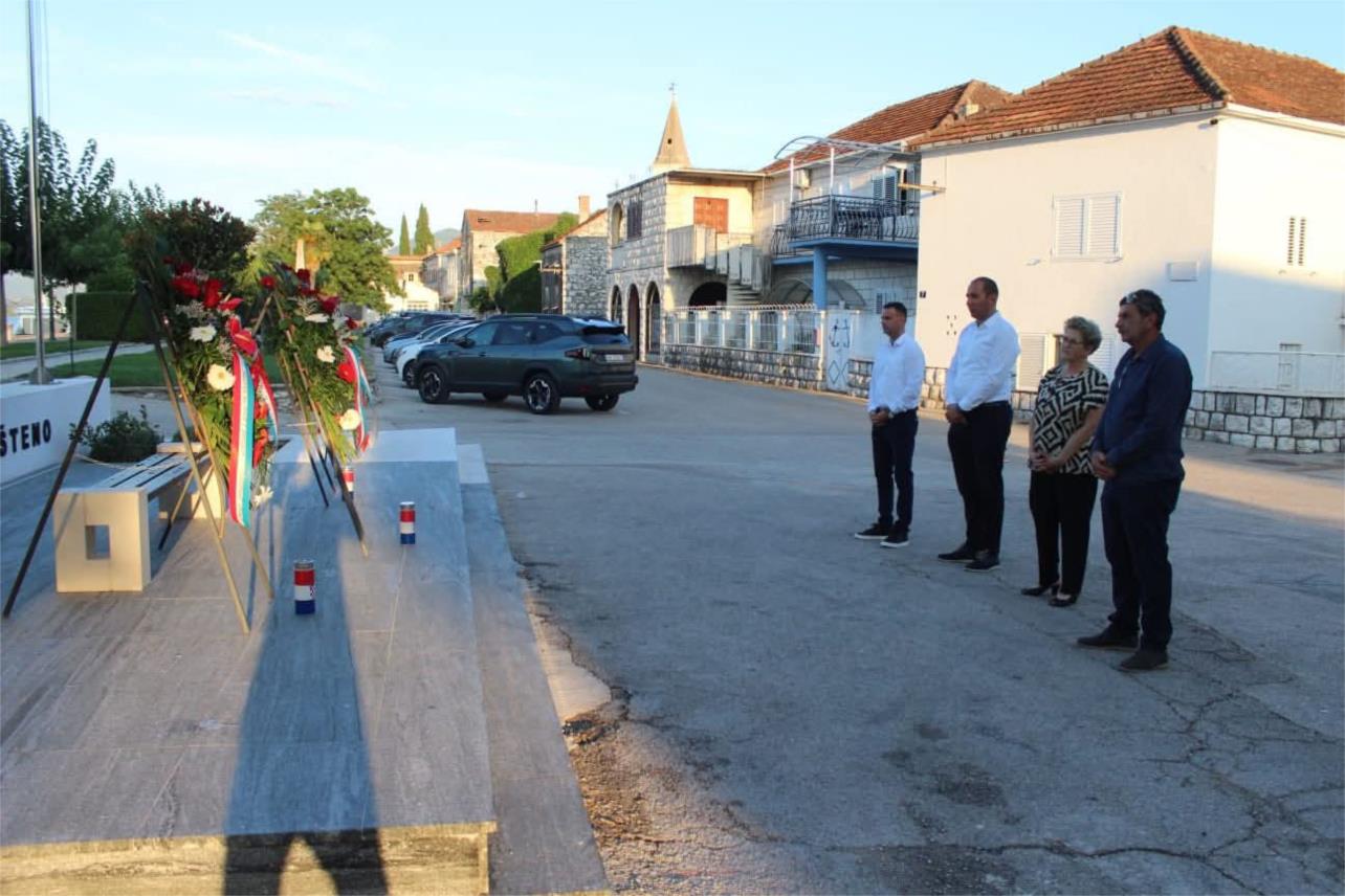 Gradonačelnik Ivan Mataga položio vijence i zapalio svijeće