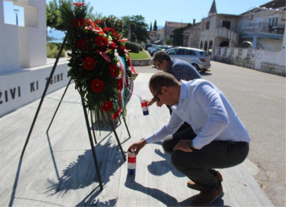 Gradonačelnik položio vijence i zapalio svijeće uoči Dana grada
