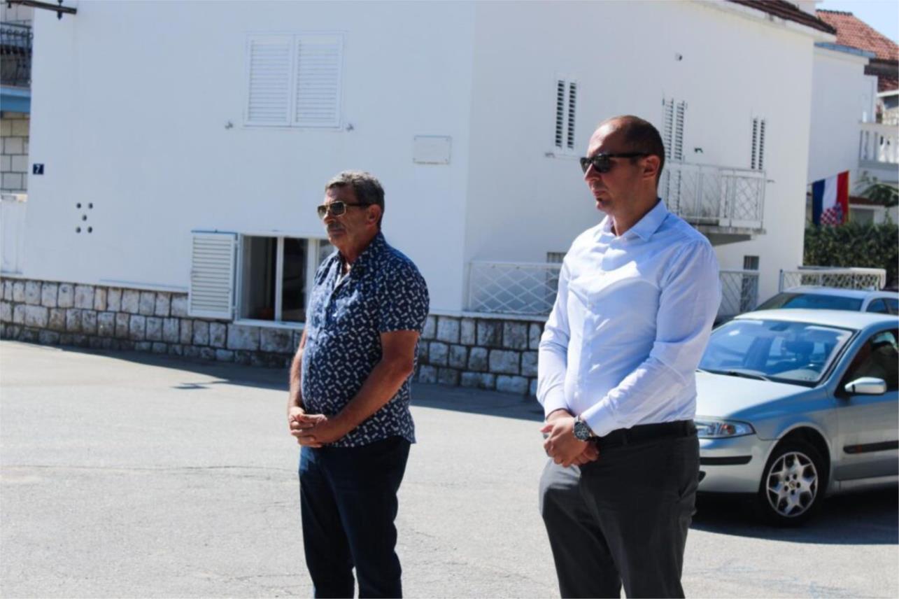 Gradonačelnik položio vijence i zapalio svijeće uoči Dana grada