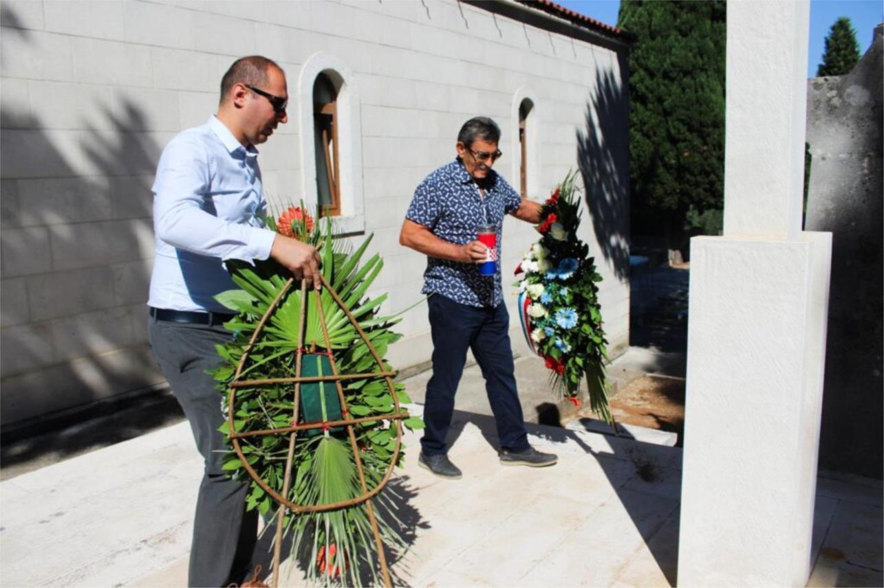 Gradonačelnik položio vijence i zapalio svijeće uoči Dana grada