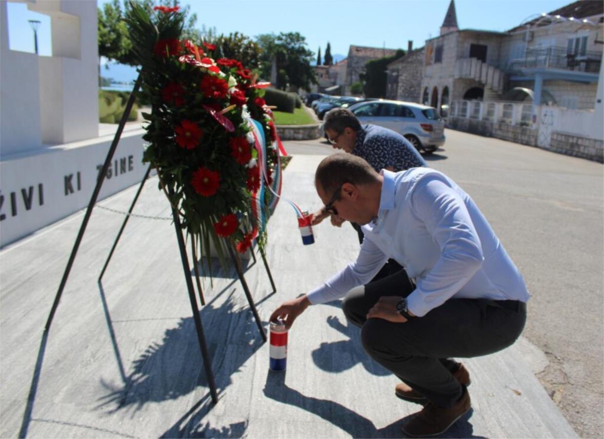 Gradonačelnik položio vijence i zapalio svijeće uoči Dana grada