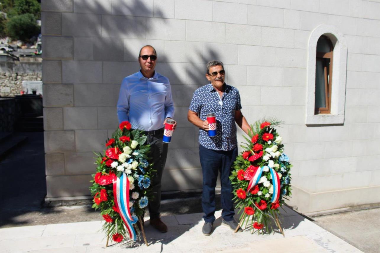 Gradonačelnik položio vijence i zapalio svijeće uoči Dana grada