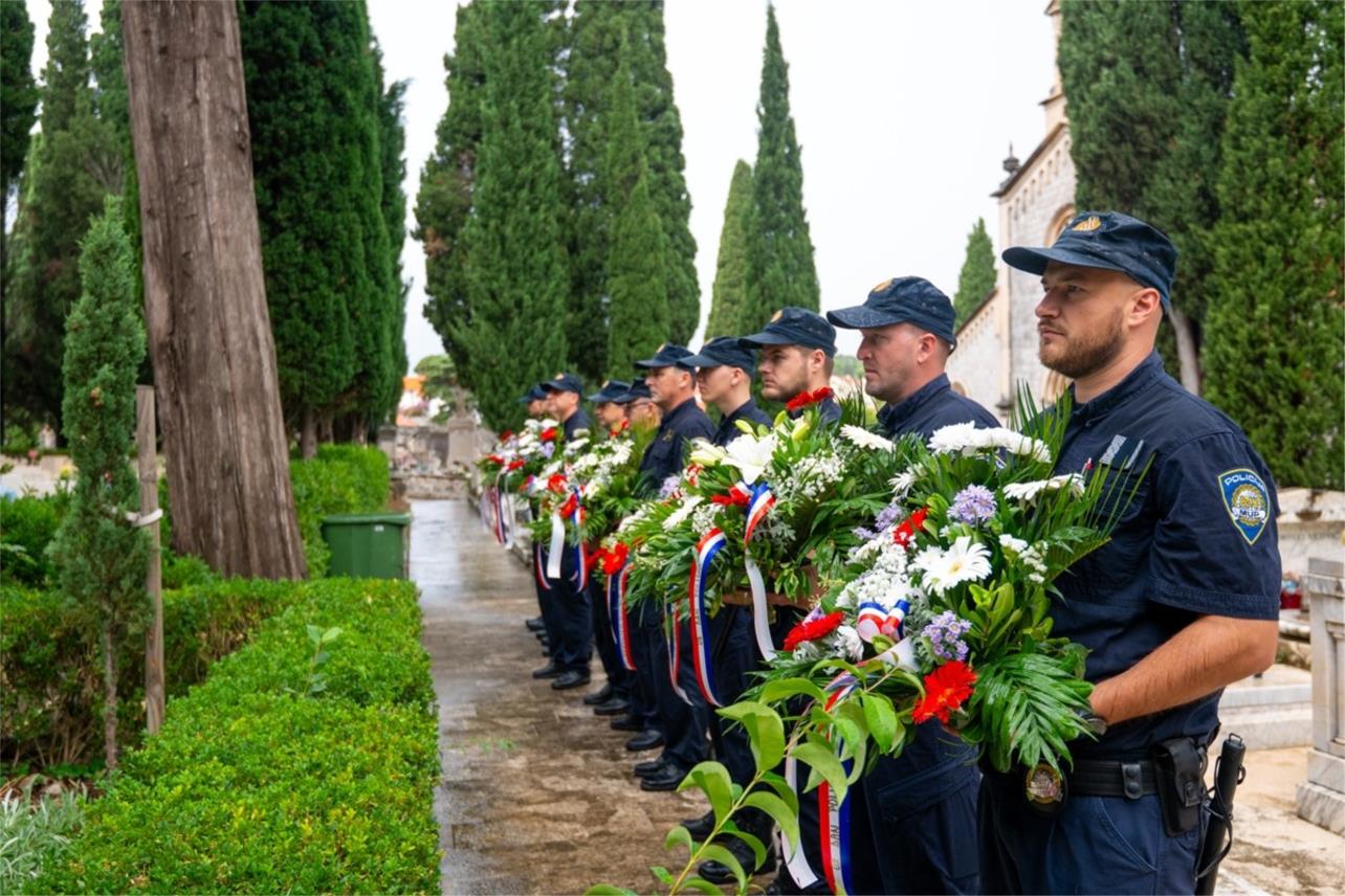 Grad Dubrovnik odaje počast policiji povodom blagdana sv. Mihovila