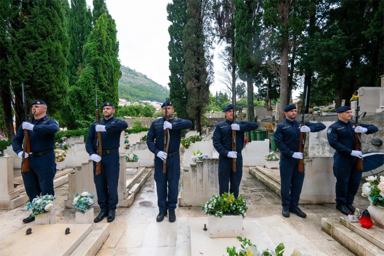 Grad Dubrovnik odaje počast policiji povodom blagdana sv. Mihovila