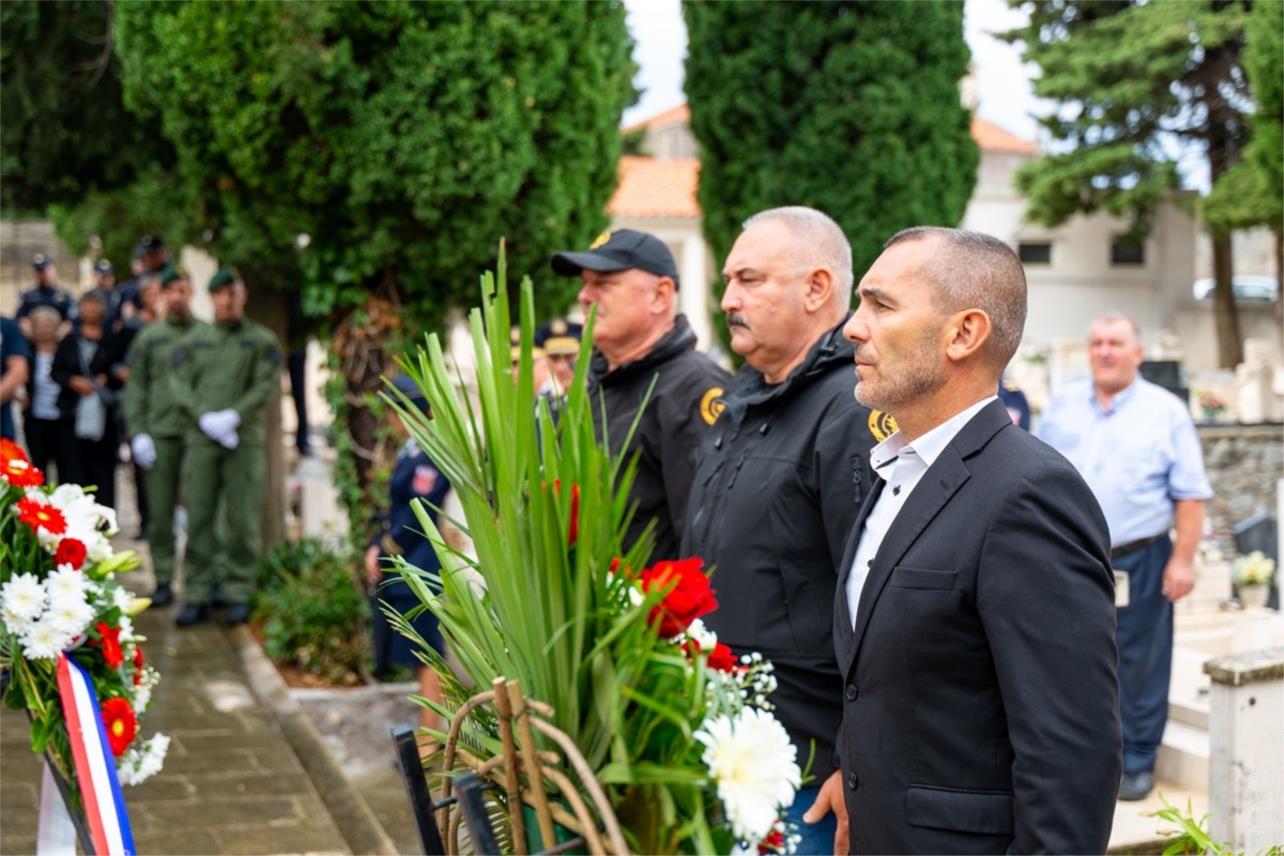 Grad Dubrovnik odaje počast policiji povodom blagdana sv. Mihovila