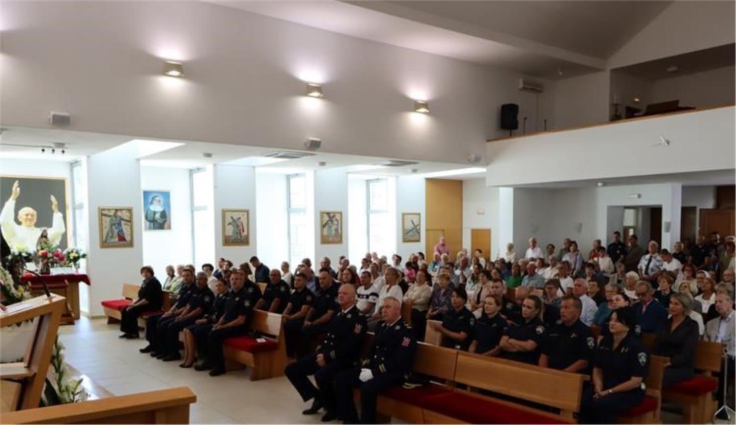 Policijski službenici na misi povodom blagdana sv. Mihovila