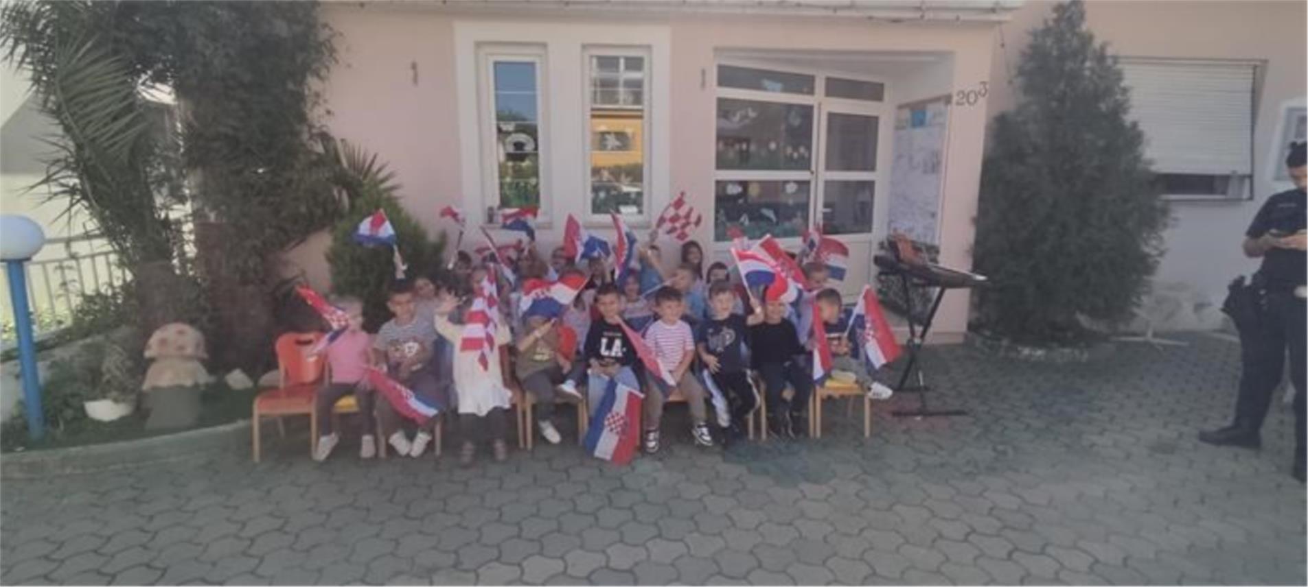 Djeca iz Dječjeg vrtića Leut čestitala Dan policije