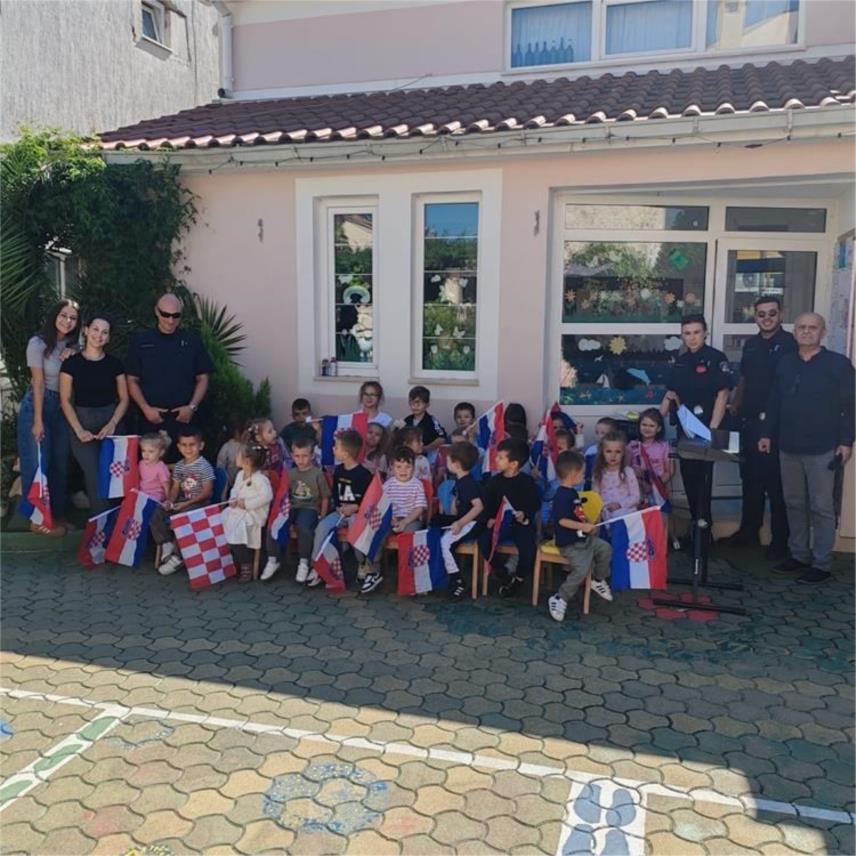 Djeca iz Dječjeg vrtića Leut čestitala Dan policije
