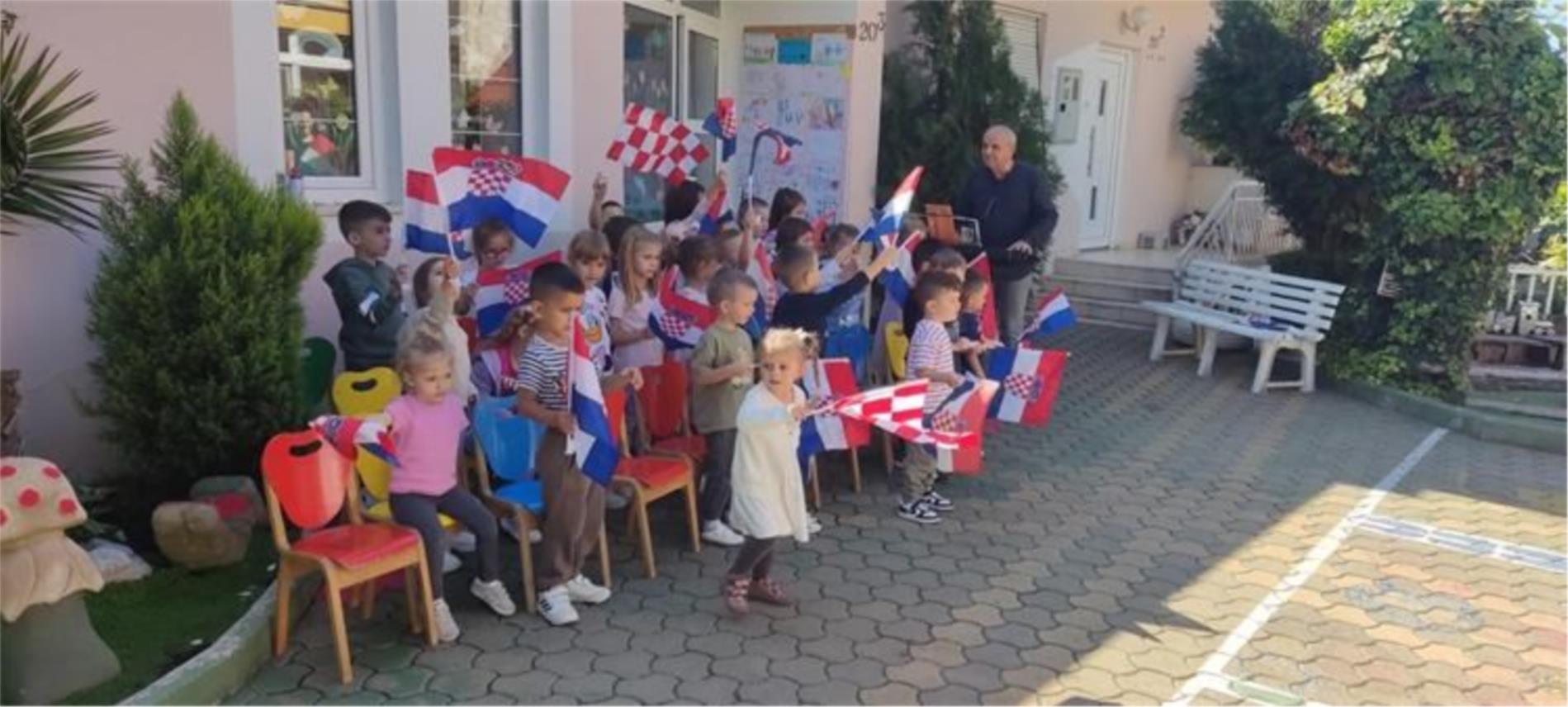 Djeca iz Dječjeg vrtića Leut čestitala Dan policije