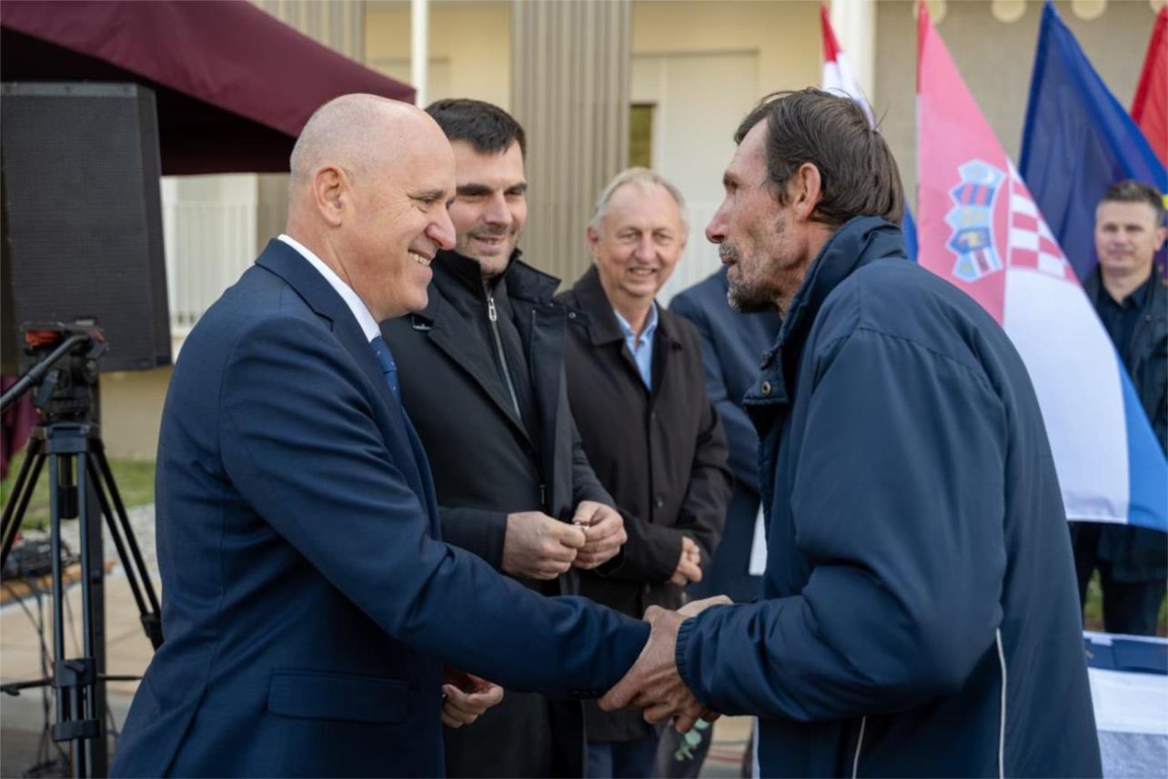 Bačić uručio ključeve 38 stanova u Kutini i Sisku