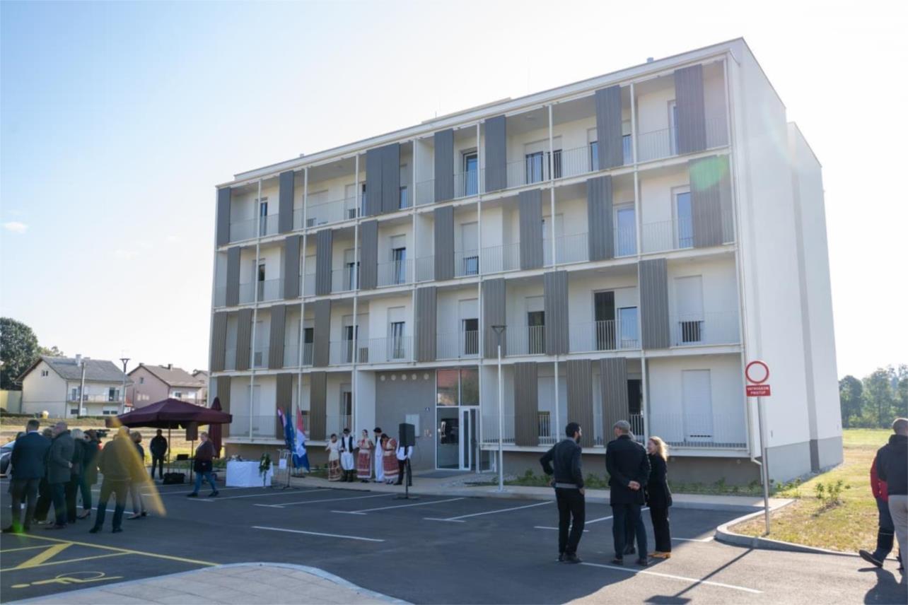 Bačić uručio ključeve 38 stanova u Kutini i Sisku