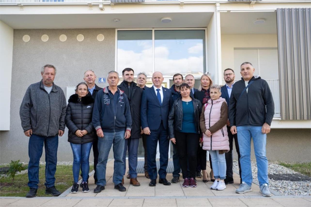 Bačić uručio ključeve 38 stanova u Kutini i Sisku