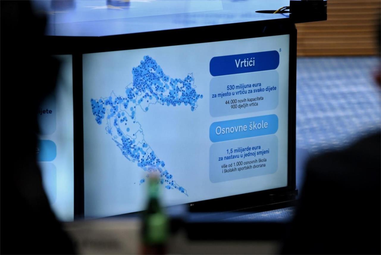 Uručeno 35 novih ugovora za jednosmjenski rad i cjelodnevnu školu