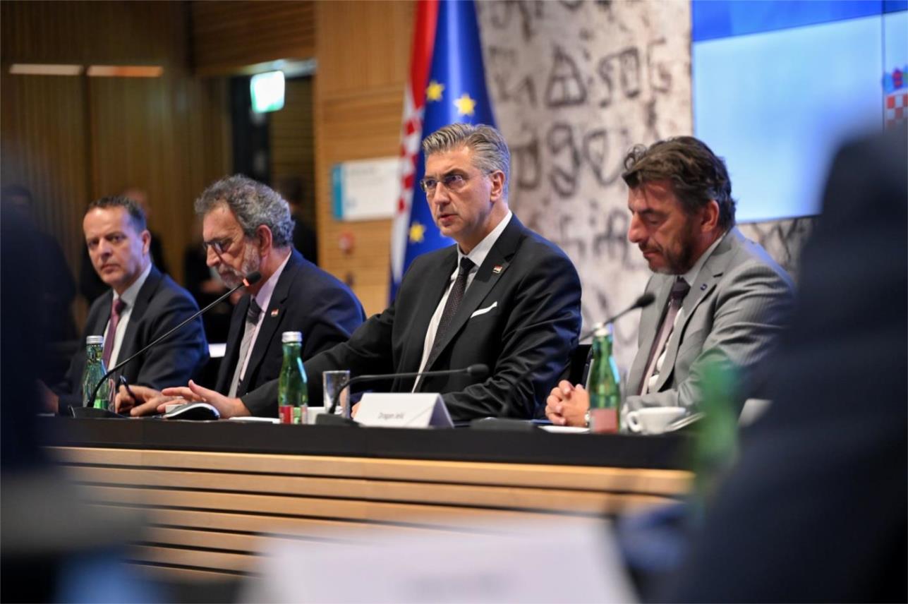 Uručeno 35 novih ugovora za jednosmjenski rad i cjelodnevnu školu