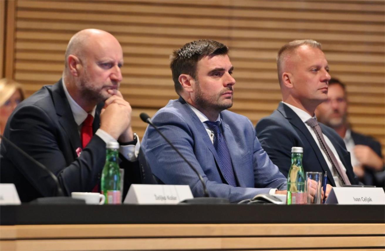 Uručeno 35 novih ugovora za jednosmjenski rad i cjelodnevnu školu