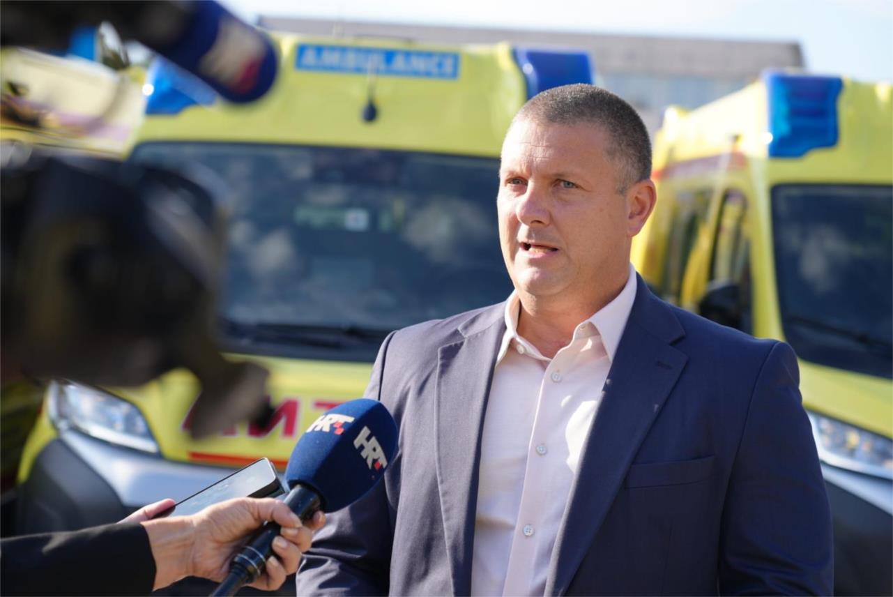 Župan uručio ključeve osam novih vozila hitne medicine